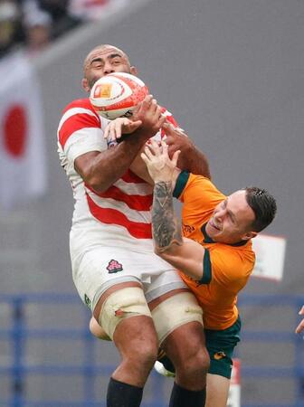 　前半、競り合うリーチ（左）