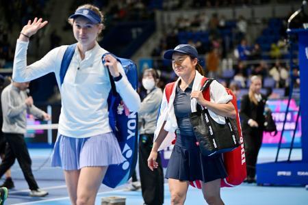 　ダブルス準決勝で敗れ、引き揚げる青山修子（右）、クリスティナ・ブクサ組＝有明テニスの森公園