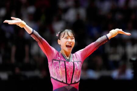 　女子種目別床運動決勝の演技を終えた杉原愛子（共同）