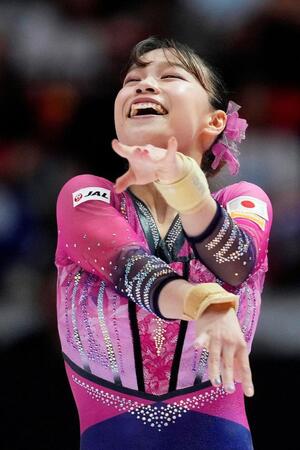 　女子種目別床運動決勝で演技する杉原愛子（共同）