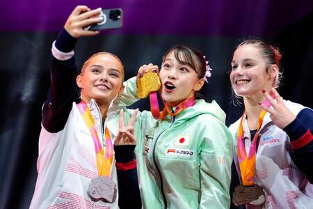 　女子種目別床運動で優勝し、表彰式で記念撮影する杉原愛子（中央）ら（共同）