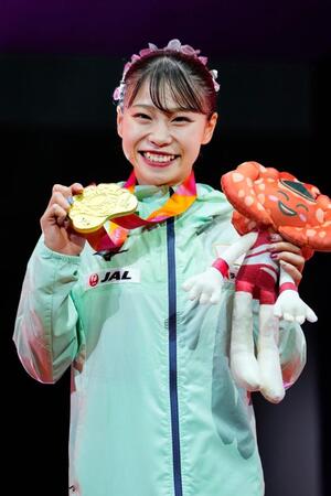 　女子種目別床運動で優勝し、金メダルを手に笑顔の杉原愛子（共同）