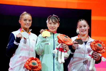 　女子種目別床運動で優勝し、金メダルを手に笑顔の杉原愛子（中央）＝共同