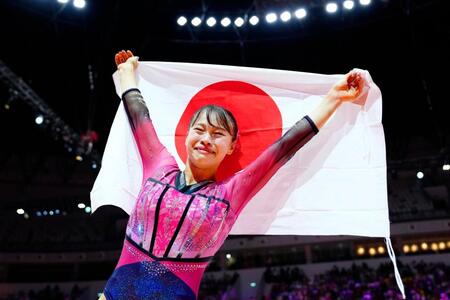 　女子種目別床運動で優勝し、日の丸を掲げる杉原愛子（共同）