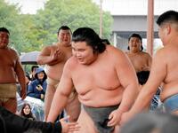 　ちびっこ相手に胸を出すオチルサイハン