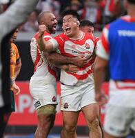 　後半、反撃のトライを決める雄たけびを上げる日本代表・竹内柊平（中央）。左はリーチ・マイケル（撮影・開出牧）