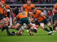 　後半、ゴールへ攻め込む日本代表・藤原忍（撮影・開出牧）