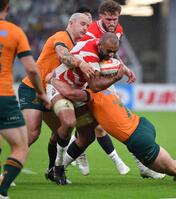 　後半、突進する日本代表のリーチ・マイケル（中央）＝撮影・開出牧