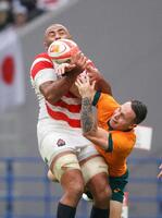 　前半、競り合うリーチ（左）