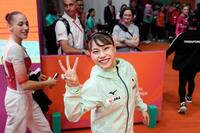 　女子種目別平均台で銅メダルが決まり、笑顔の杉原愛子（共同）