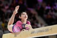 　女子種目別平均台決勝で演技する杉原愛子（共同）