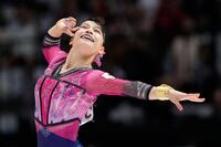 　女子種目別床運動決勝で演技する杉原愛子（共同）