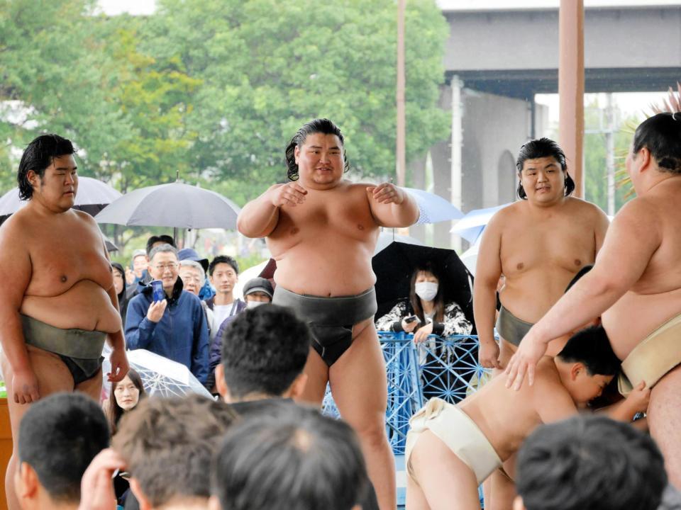 　ちびっことの稽古の合間に笑顔を見せるオチルサイハン