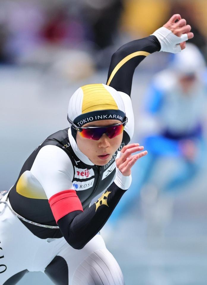 　女子１０００メートルで滑走する高木美帆