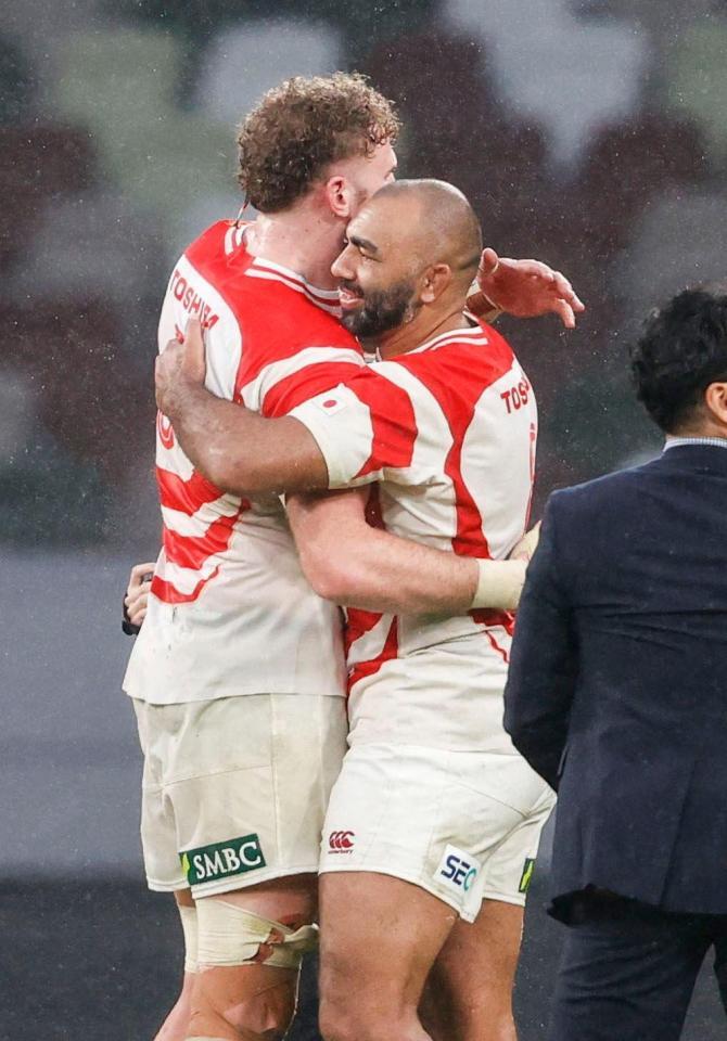 　試合終了後に抱き合うリーチ（右）とディアンズ