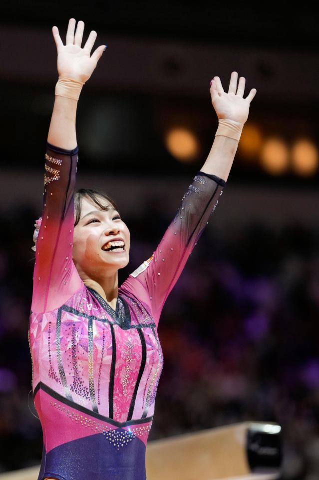 　女子種目別平均台決勝で演技を終え笑顔の杉原愛子（共同）