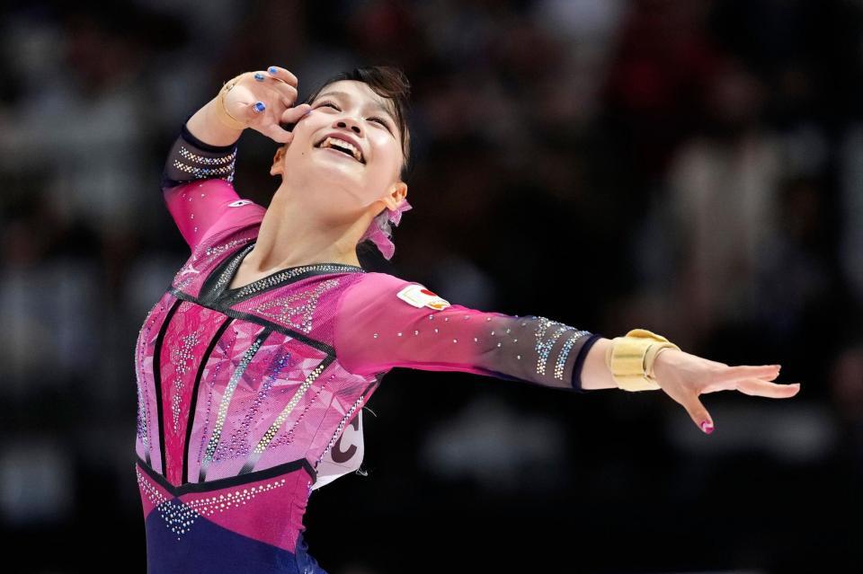 　女子種目別床運動決勝で演技する杉原愛子（共同）