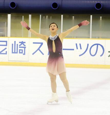 　フリーの演技を終えあいさつする坂本花織（撮影・中野裕美子）