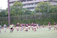 　後半に関大を突き放して４連勝を飾り、ノーサイドの瞬間に喜ぶ関学大のメンバー