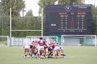 　２点差に追い上げられた後半、スクラムを押す関学大