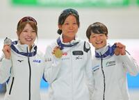 　女子１５００メートルで優勝し、メダルを掲げる高木美帆。左は２位の佐藤綾乃、右は３位の山田梨央