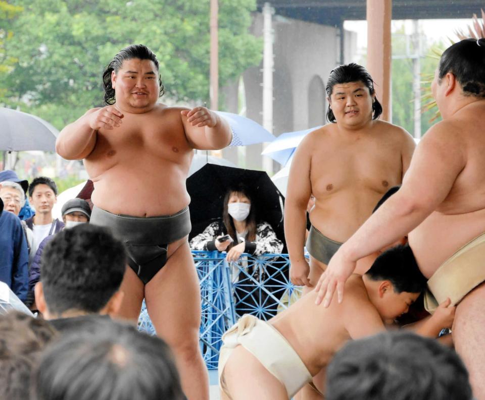 　稽古の合間に笑顔を見せるオチルサイハン（左）