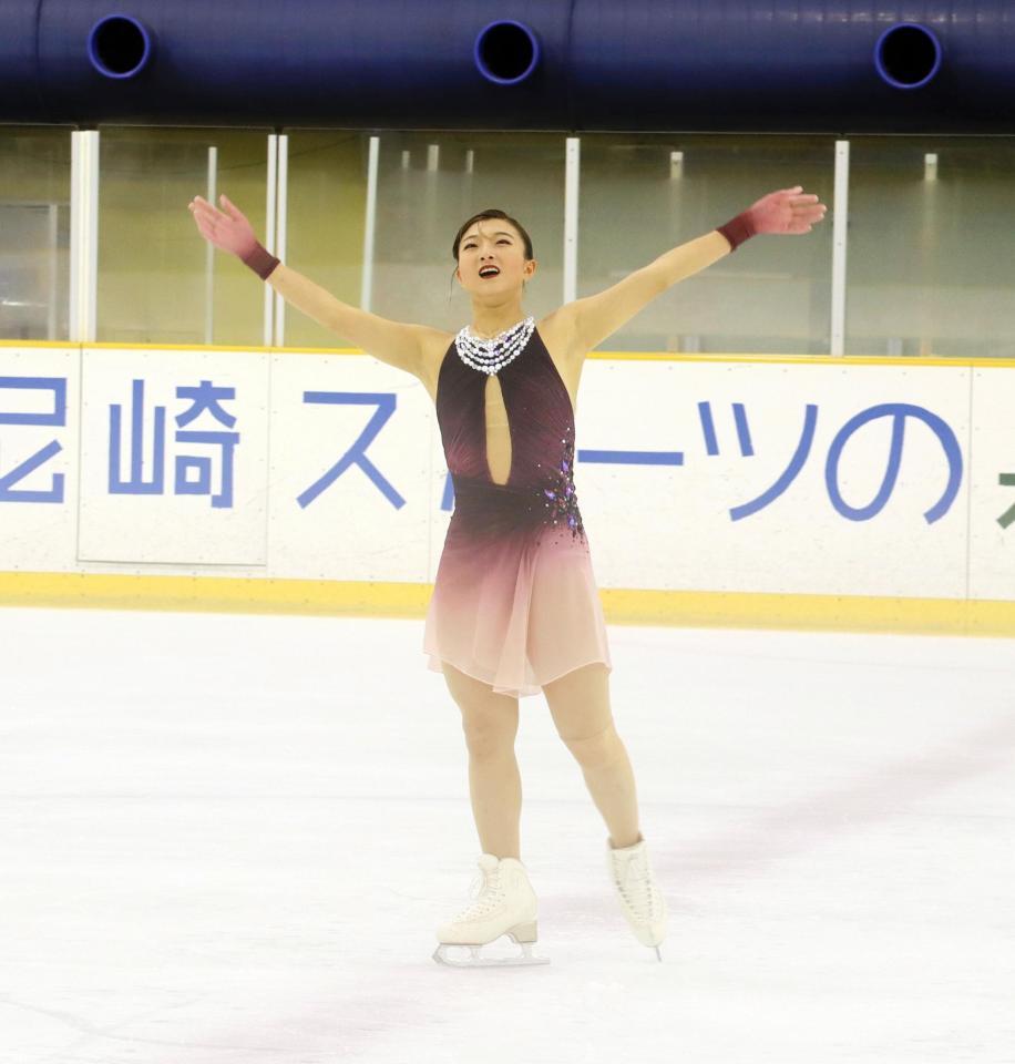 　フリーの演技を終えあいさつする坂本花織（撮影・中野裕美子）