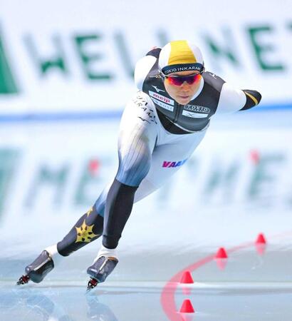 　女子１５００メートルで滑走する高木