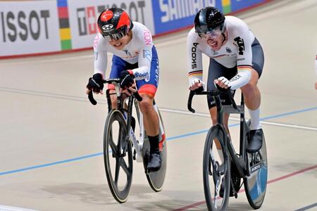 　男子オムニアムで力走する窪木一茂（左）＝共同