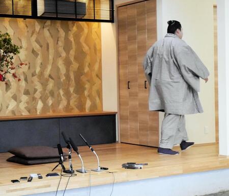 　会見を終え引き揚げる大の里