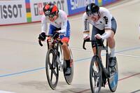 　男子オムニアムで力走する窪木一茂（左）＝共同