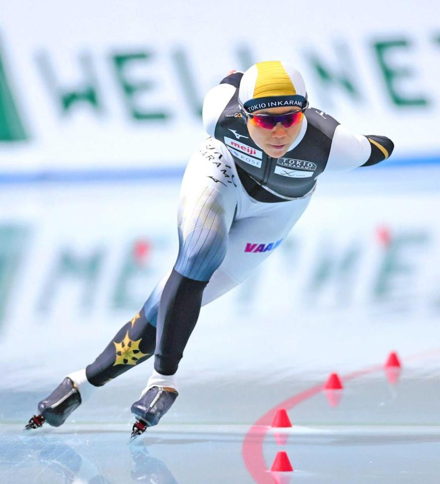 　女子１５００メートルで滑走する高木