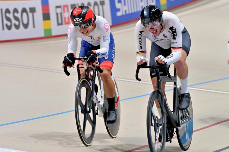 　男子オムニアムで力走する窪木一茂（左）＝共同