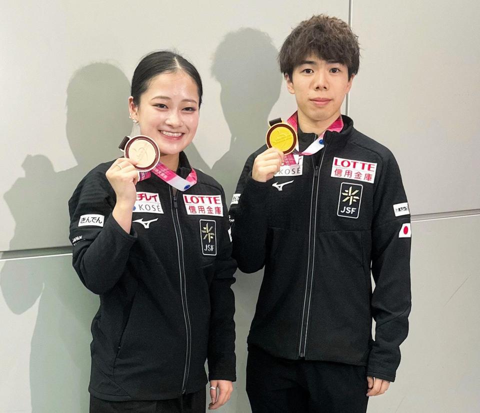 　成田空港で取材に応じる渡辺倫果（左）、佐藤駿