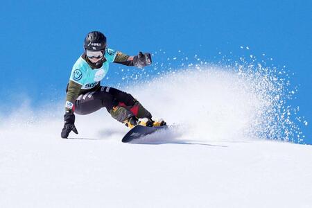 　世界選手権女子パラレル大回転で滑走する三木つばき＝３月（写真はすべて共同）
