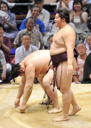 ２０１３年７月、名古屋場所で栃乃若（左）を破り十両優勝を決めた遠藤