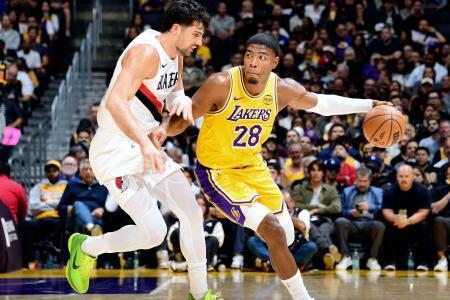 　トレイルブレーザーズ戦でプレーするレーカーズの八村（右）＝ロサンゼルス（ＮＢＡＥ・ゲッティ＝共同）