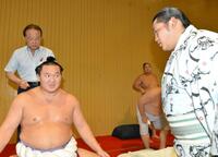 ２０１３年７月、白鵬（左）に十両優勝の報告をする遠藤