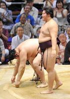 ２０１３年７月、名古屋場所で栃乃若（左）を破り十両優勝を決めた遠藤