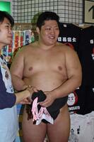 ２０１３年３月、初白星を挙げ笑顔を見せる幕下付け出しの遠藤