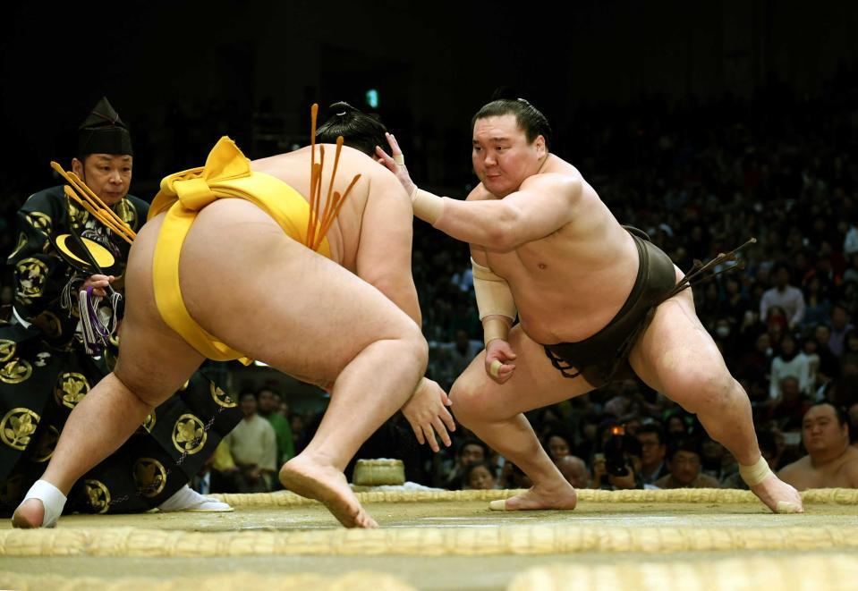 ２０１７年１１月、立ち合い、遠藤（左）の顔に左手を出す白鵬