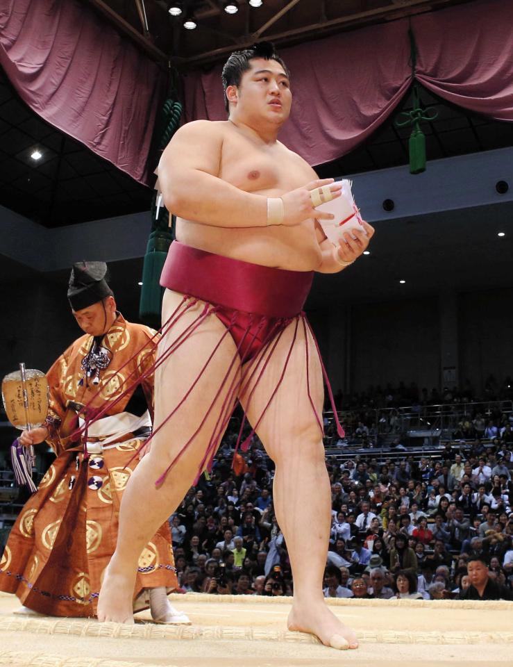 ２０１６年１１月、白鵬を寄り切りで破り懸賞金を手に土俵を後にする遠藤