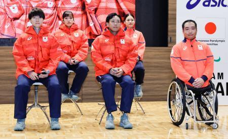 　ミラノ・コルティナ冬季五輪・パラリンピックの日本選手団公式スポーツウエアを着用する森重航（手前左）、浮田留衣（奥左）ら＝２９日、東京都新宿区