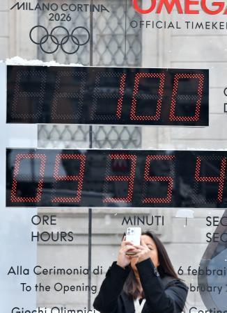 　ミラノ・コルティナ冬季五輪開幕までの日数の表示が「１００」となったカウントダウン時計＝２９日、ミラノ（共同）