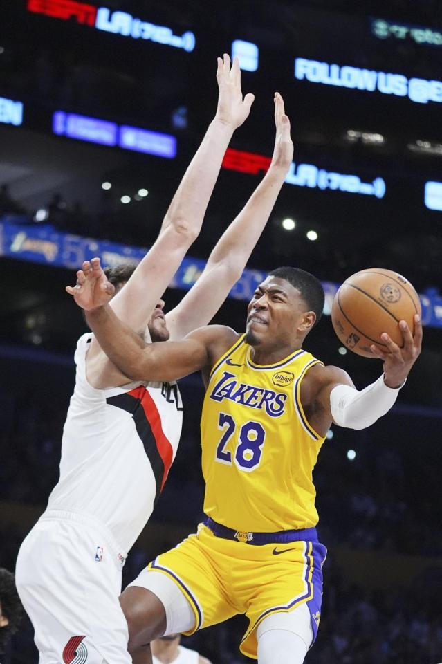 　トレイルブレーザーズ戦で攻め込むレーカーズの八村（右）＝ロサンゼルス（ＡＰ＝共同）