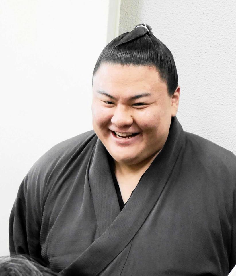 　力士会後に取材に応じる義ノ富士