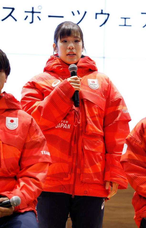 　ミラノ・コルティナ冬季五輪・パラリンピックの日本選手団公式スポーツウエアを着用し、あいさつするアイスホッケー女子の浮田留衣