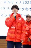 　あいさつするスピードスケート男子の森重航