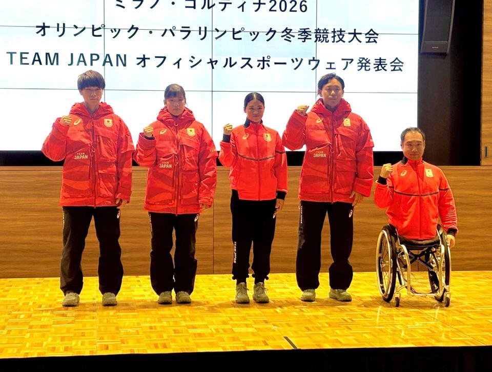 　ミラノ・コルティナ五輪日本代表公式ウエア発表会に登壇した（左から）スピードスケート男子・森重、アイスホッケー女子・浮田、細山田、パラクロスカントリー・森、パラアルペンスキー・鈴木