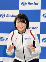 　レスター社のジャージーに袖を通してポーズを取る藤波朱理